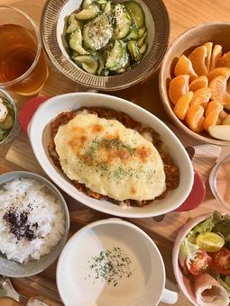 ミートポテトグラタン定食 ご飯,料理,おうちごはんの写真素材