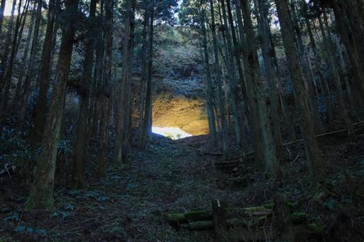 熊本県高森町 穿戸岩 熊本県高森町 穿戸岩 穿戸岩,巨大,石の写真素材