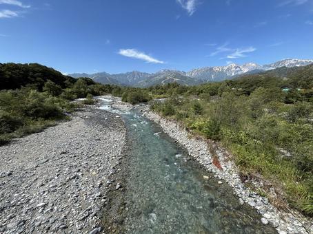 松川大橋から望む夏の五竜岳 松川大橋から望む夏の五竜岳の写真