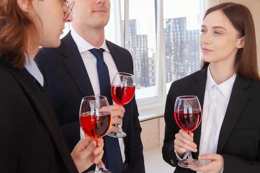 微笑みワイングラスを持ち立つ女性たち 女性,外国人,ビジネスの写真素材