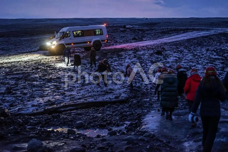 アイスランドのツアーイメージ アイスランド,雪山,トラックの写真素材