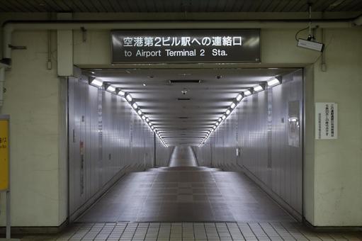 東成田駅から成田空港への長い地下通路 地下通路,地下道,通路の写真素材
