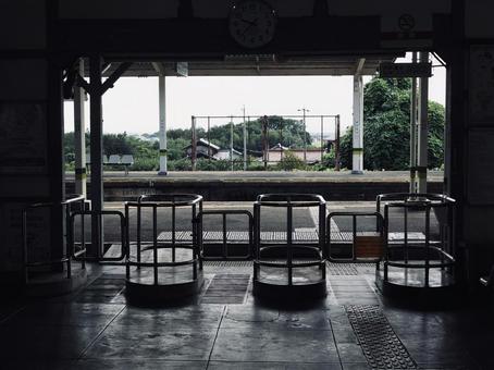 レトロな駅舎の改札口 レトロな駅舎の改札口 改札,改札口,駅の写真素材