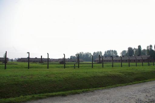 アウシュヴィッツ強制収容所の建物と柵 アウシュヴィッツ・ビルケナウ,アウシュヴィッツ,強制収容所の写真素材