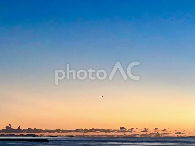 夕暮れと飛行機 空,夕日,夕暮れの写真素材