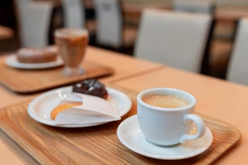 カフェでくつろぐ時間 コーヒーとスイーツ カフェでくつろぐ時間 コーヒーとスイーツの写真