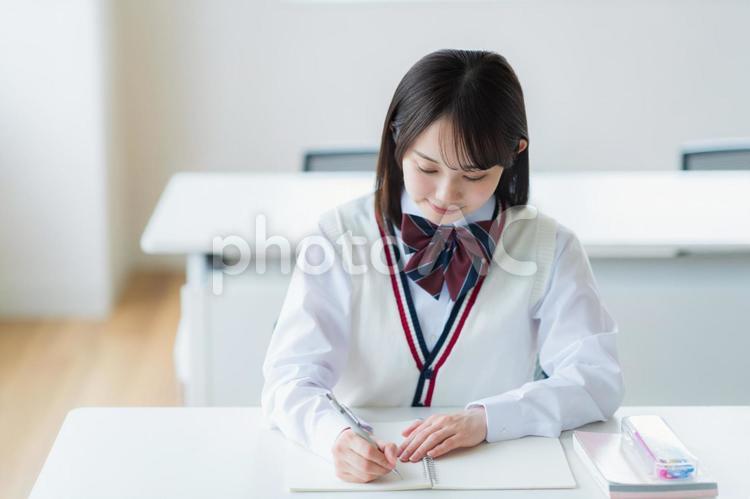 教室で勉強する学生 高校生,笑顔,学生の写真素材