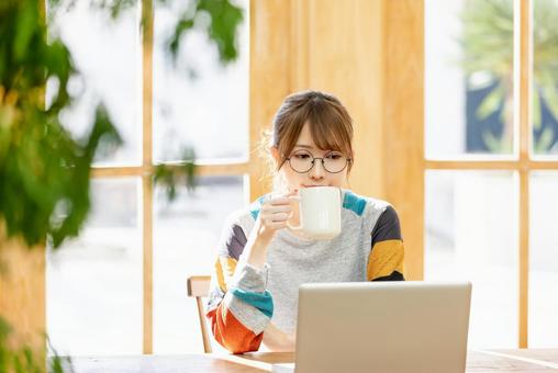 おうち時間を楽しむ女性 おうち時間を楽しむ女性の写真