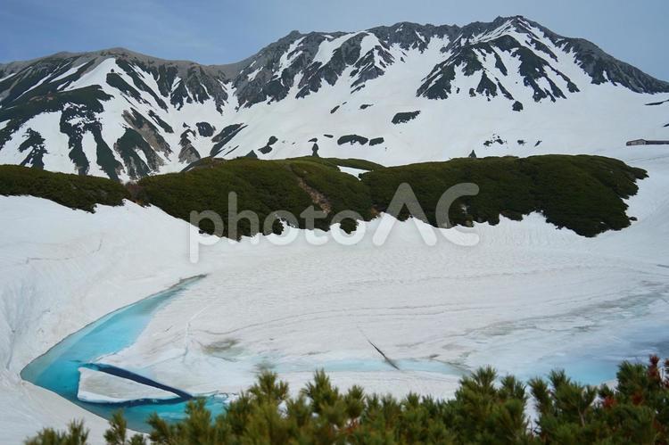 残雪の立山とみくりが池２ 立山黒部アルペンルート,室堂,みくりが池の写真素材