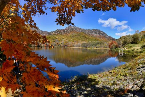 紅葉の信州戸隠鏡池 紅葉の信州戸隠鏡池 戸隠高原,信州,鏡池の写真素材