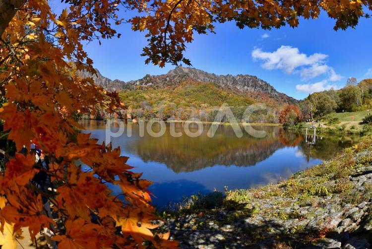 紅葉の信州戸隠鏡池 戸隠高原,信州,鏡池の写真素材