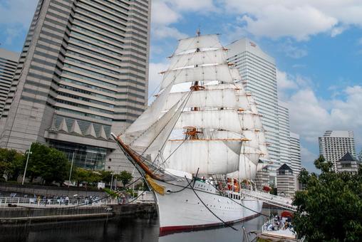 帆をいっぱいに張った帆船日本丸2 帆をいっぱいに張った帆船日本丸2の写真
