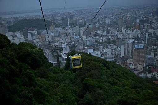 雨模様悠々と街を望みつつ働くロープウェイ ロープウェイ,徳島県,眉山の写真素材