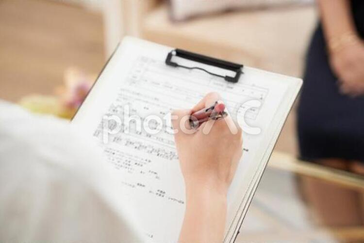 ヒアリングをする女性 No 写真素材なら 写真ac 無料 フリー ダウンロードok