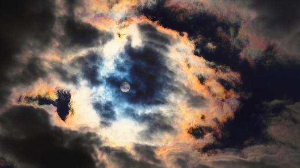 不吉な予感!?ホラーな雲間の太陽 不吉な予感!?ホラーな雲間の太陽の写真