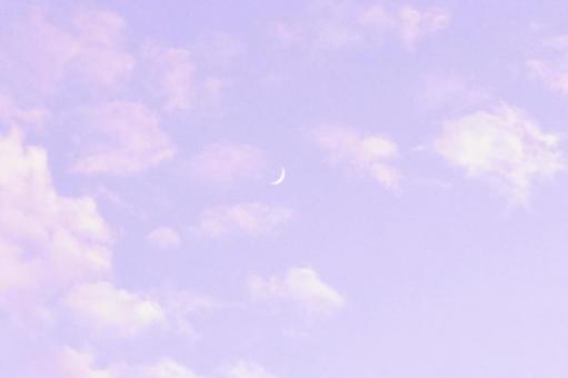 三日月 ピンクの雲と薄紫色の空 かわいい 三日月 ピンクの雲と薄紫色の空 かわいいの写真