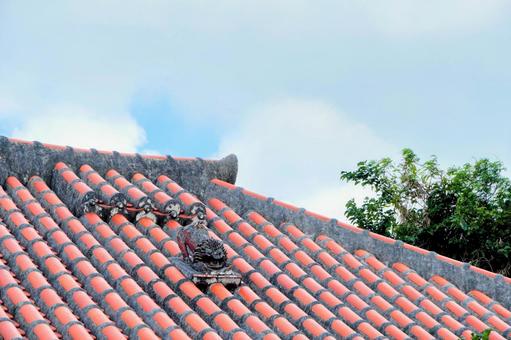 Red roof with shisa on it, Taketomi Island, Okinawa, JPG