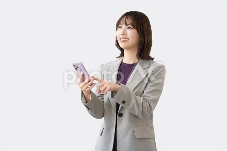 スマホを持つ笑顔の女性・ビジネスウーマン 女性,ビジネス,スマホの写真素材