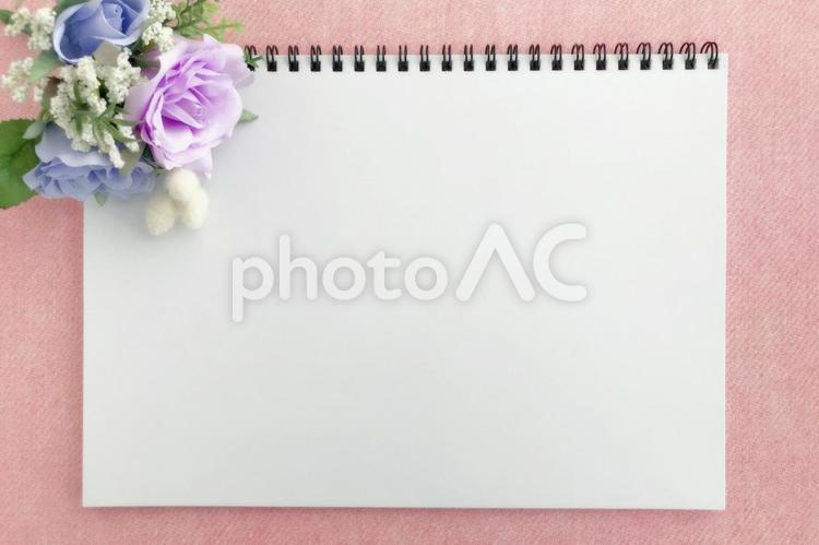 小さなスケッチブックと花のフレーム スケッチブック,リングノート,ノートの写真素材