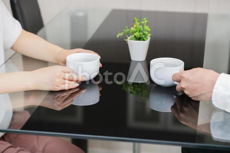 コーヒーを飲みながら会話する男女 コーヒー,飲む,夫婦の写真素材