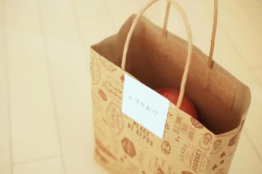 おすそわけのリンゴ おすそわけ,りんご,付き合いの写真素材