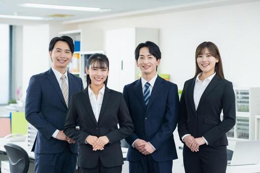 オフィスで働く若いビジネスマン ビジネスマン,オフィス,ビジネスの写真素材