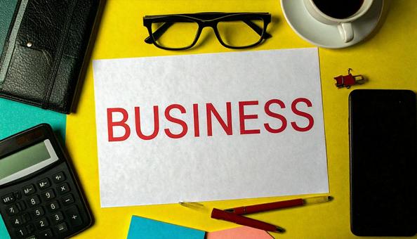 BUSINESSと赤字で書かれた画用紙 BUSINESSと赤字で書かれた画用紙の写真
