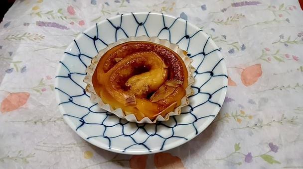 シナモンロールひとつ シナモンロールひとつ シナモンロール,菓子パン,スイーツの写真素材