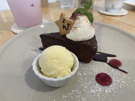 ショコラケーキとアイス ショコラケーキ,生クリーム,アイスの写真素材