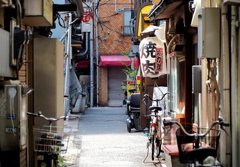 レトロな下町浅草の狭い裏路地フリー無料 レトロな下町浅草の狭い裏路地フリー無料 下町,路地,裏路地の写真素材