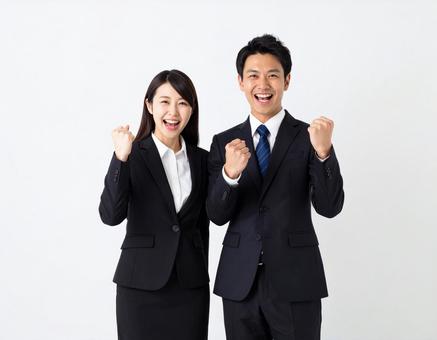 ガッツポーズする若手男女ビジネスマン ガッツポーズする若手男女ビジネスマンの写真