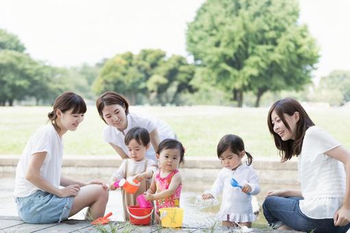 ママ友　母親　育児　水遊び ママ友,公園,女性の写真素材