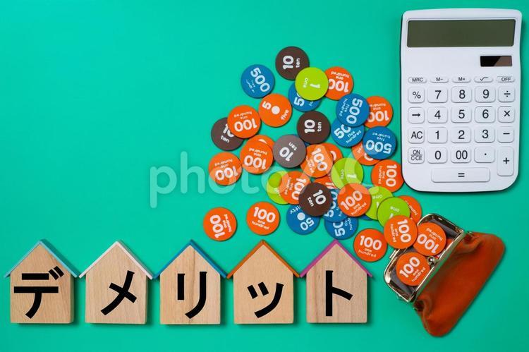 おもちゃのお金と財布とデメリットの文字 デメリット,電卓,お金の写真素材
