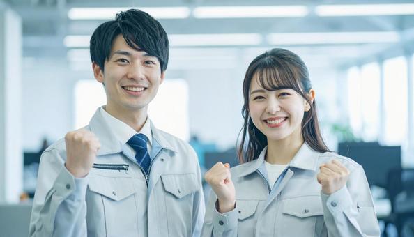 ガッツポーズをする男女 ガッツポーズをする男女の写真