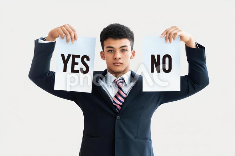 イエスかノーか悩む若い外国人ビジネスマン 男性,イエス,ノーの写真素材
