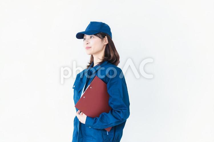 作業服で確認をする女性の現場監督 見積もり,大工,ビジネスシーンの写真素材