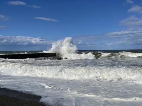 高波 高波,波浪警報,台風の写真素材