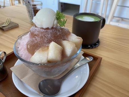 バニラアイスと桃のかき氷 バニラアイスと桃のかき氷 抹茶ラテ,ラテ,抹茶の写真素材