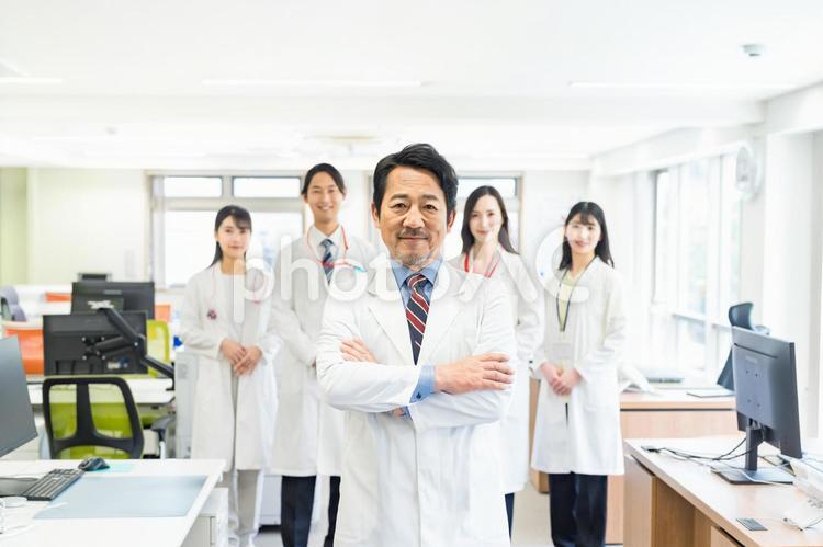 医療施設で働くスタッフ 白衣,医療従事者,医療スタッフの写真素材