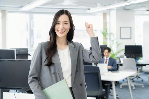 オフィスで仕事をする若いビジネスウーマン オフィスで仕事をする若いビジネスウーマン ビジネス,女性,オフィスの写真素材