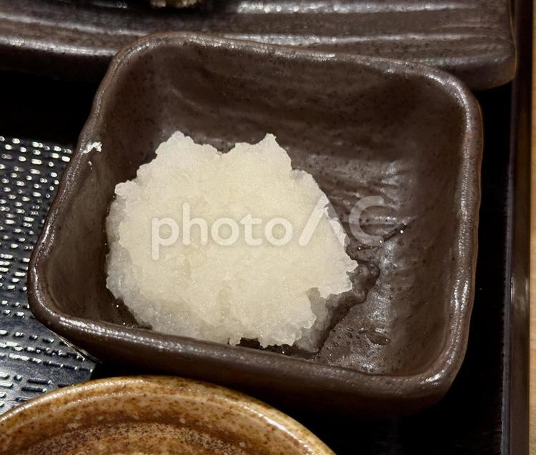定食の付け合わせの大根おろし 大根おろし,白い,すりおろしの写真素材