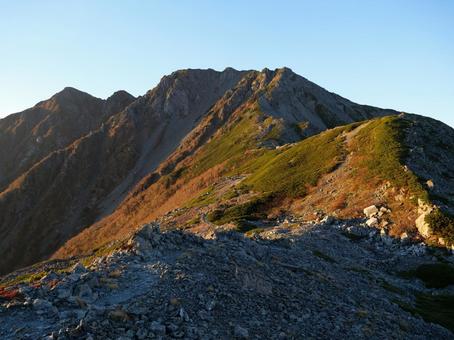 農鳥小屋から望む朝焼けの農鳥岳 農鳥小屋から望む朝焼けの農鳥岳の写真