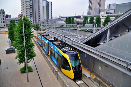 出発を待つライトライン 出発を待つライトライン ライトライン,宇都宮ライトレール,路面電車の写真素材