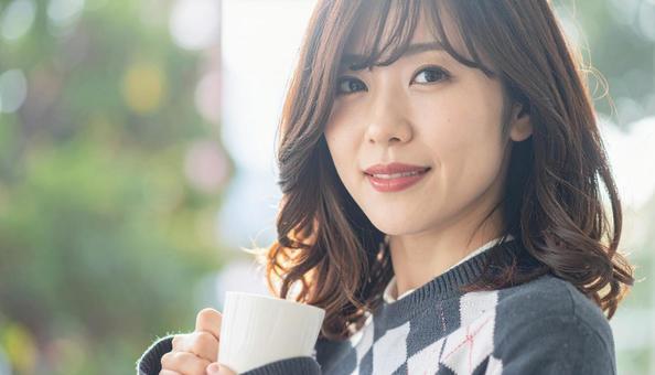 アーガイル柄のセーターを着た日本人女性 の写真