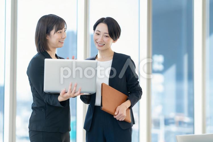 会議をする女性のビジネスマン ビジネス,会議,オフィスの写真素材