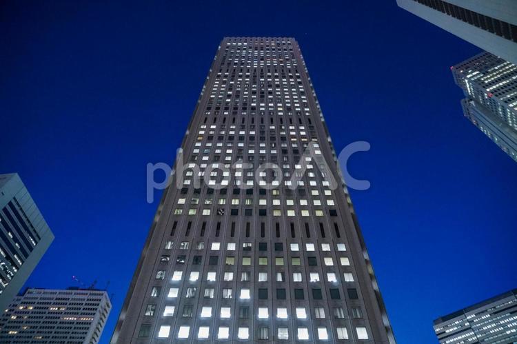 夜の東京新宿のビル群 オフィスビル,ビジネス街,オフィス街の写真素材