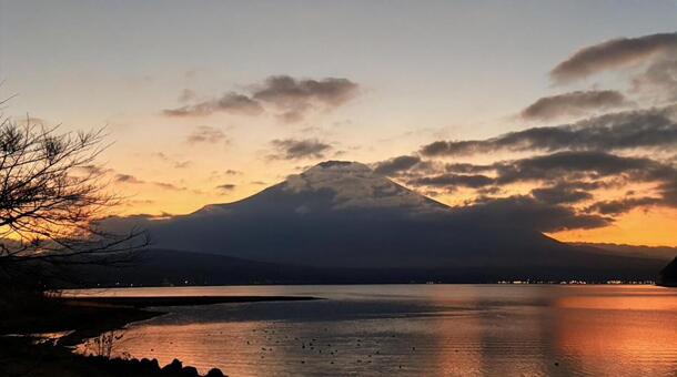 夕焼けの富士山と湖のシルエット 富士山,山中湖,夕焼けの写真素材