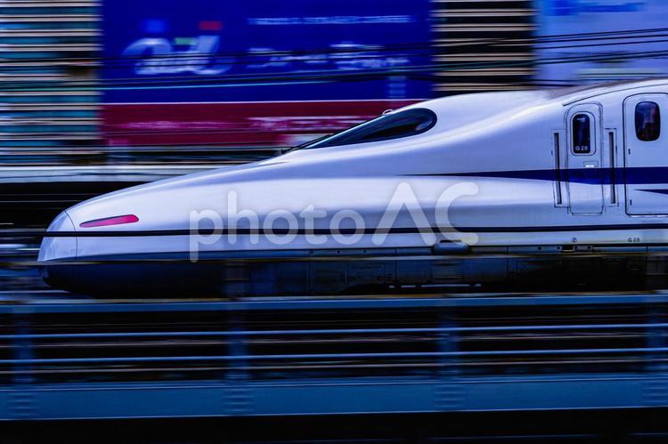 新幹線　流し撮り　東京 駅前,ホーム,ロータリーの写真素材