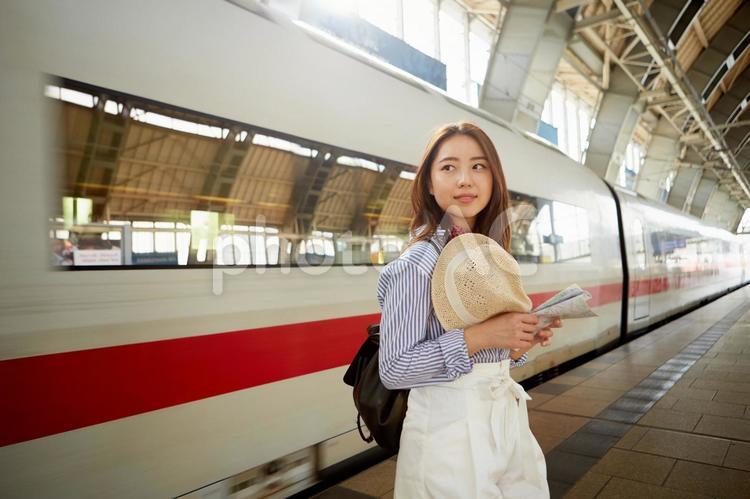 駅のホームに居る海外旅行中の女性1 海外旅行,女性,日本人の写真素材