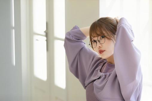 髪をまとめる女性 髪をまとめる女性の写真